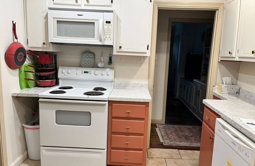 Port Wentworth Cabaña | Split plan for privacy! 2 BR 2 BA cottage w AC, deck, pet-friendly fenced yard