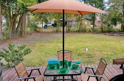 Port Wentworth Cabaña | Split plan for privacy! 2 BR 2 BA cottage w AC, deck, pet-friendly fenced yard