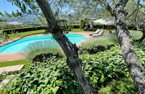 Spoleto Villa | Spoleto Tranquilita tiene capacidad para 16 personas con Wifi, piscina, estudio de yoga, jardines y vistas.