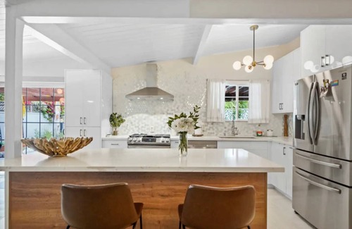Valley Glen Casa | Heated Pool + Dog Friendly Gated 6 mi Universal.