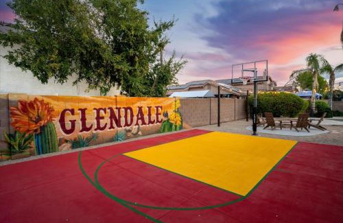 Glendale Casa | Sport Court Pool Hot Tub Pool Table Fire Pit Games