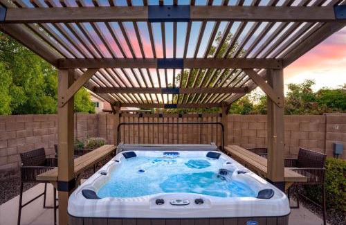 Glendale Casa | Sport Court Pool Hot Tub Pool Table Fire Pit Games