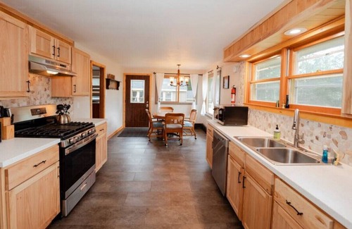 Lake Tomahawk Cabina | Sportsman's Paradise, Remodeled Riverfront Cabin