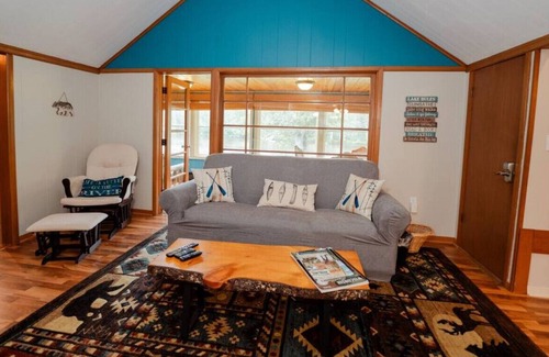 Lake Tomahawk Cabina | Sportsman's Paradise, Remodeled Riverfront Cabin