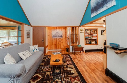 Lake Tomahawk Cabina | Sportsman's Paradise, Remodeled Riverfront Cabin