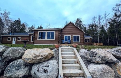 Ellsworth Casa | Sportsmans Waterfront Log Cabin