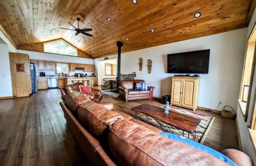 Ellsworth Casa | Sportsmans Waterfront Log Cabin
