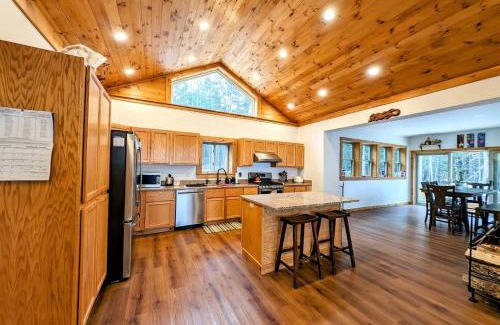 Ellsworth Casa | Sportsmans Waterfront Log Cabin