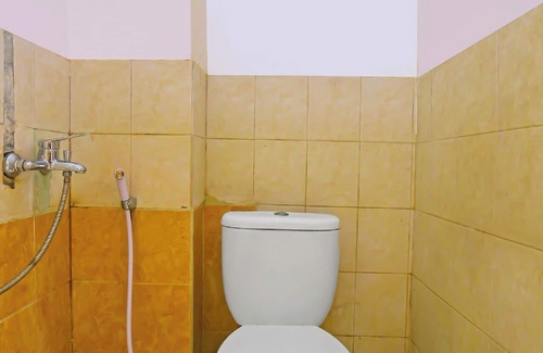 West Semarang Hotel | SPOT ON 92495 Wisma AyemNearTaman Doa Maria Gereja Bongsari