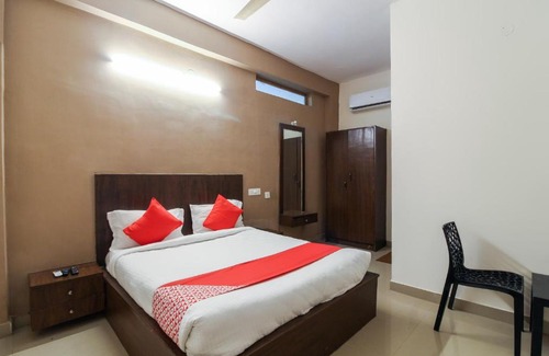 Banjara Hills Hotel | SPOT ON Gopi Mini Guest House Near Erragadda Metro Station