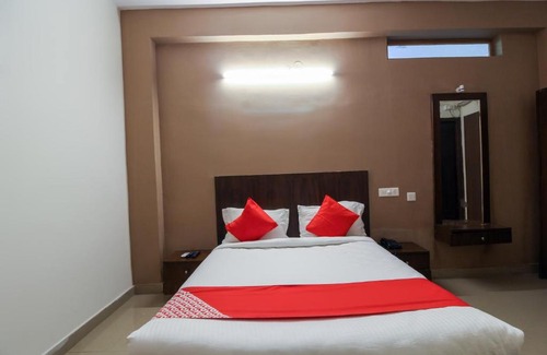 Banjara Hills Hotel | SPOT ON Gopi Mini Guest House Near Erragadda Metro Station