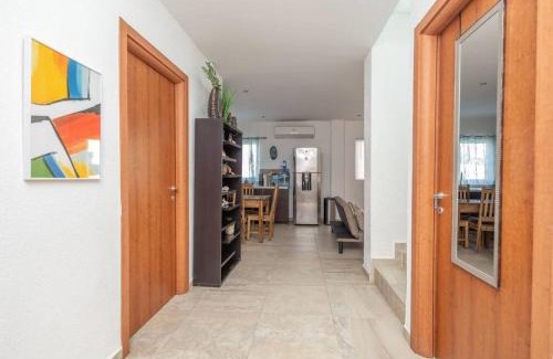 Roatan Apartamento | Spotless 3 BRs house w/pool