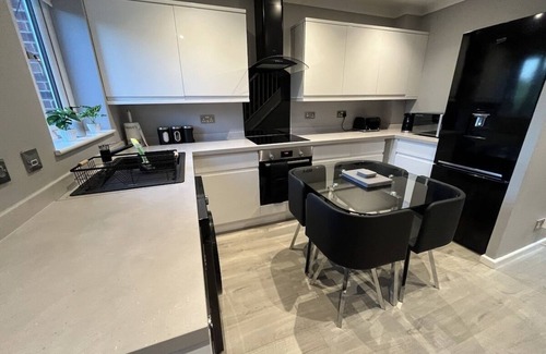 Stevenage Casa | Spotless Two-Bedroom Home with Garden and Parking