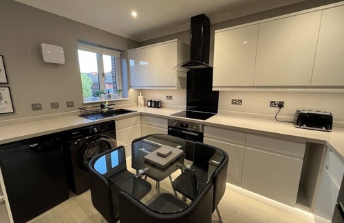 Stevenage Casa | Spotless Two-Bedroom Home with Garden and Parking