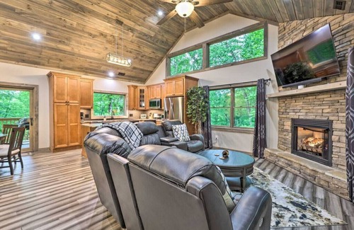Boone Apartamento | Sprawling Blowing Rock Escape with Theater and Hot Tub!