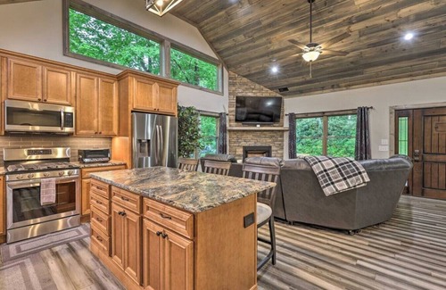 Boone Apartamento | Sprawling Blowing Rock Escape with Theater and Hot Tub!