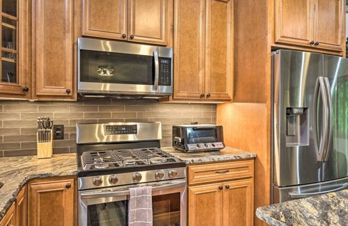 Boone Apartamento | Sprawling Blowing Rock Escape with Theater and Hot Tub!