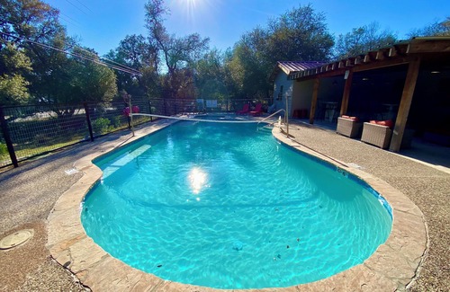 Concan Casa | Gran hacienda, piscina y cabaña españolas ubicadas en la popular carretera del río en Concan