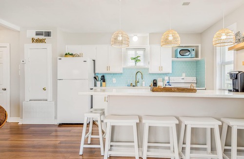 Galveston Casa | Sprawling island retreat with pool & tennis access - covered patio & grill