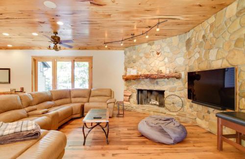 Lake Shore Casa | Sprawling Minnesota Home with On-Site Lake Access
