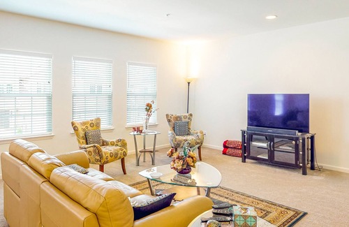 Magnolia Casa | Sprawling Townhome - Water Views - Modern Interior
