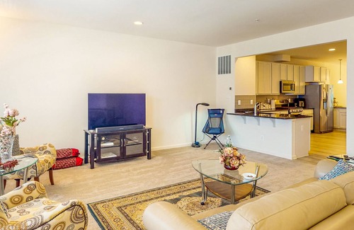Magnolia Casa | Sprawling Townhome - Water Views - Modern Interior