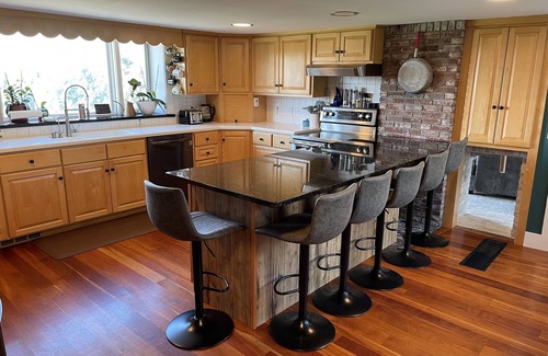 New London Otro | Sprawling Updated Farmhouse w/ huge backyard & firepit 5⭐️