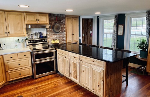 New London Otro | Sprawling Updated Farmhouse w/ huge backyard & firepit 5⭐️