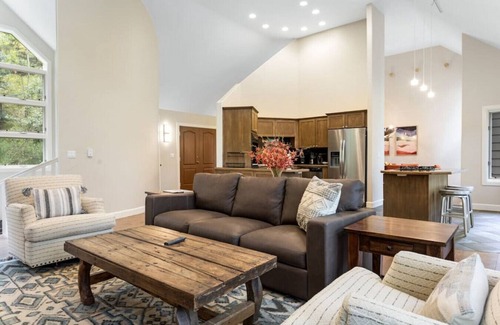 Highland Meadows Casa | Sprawling West Vail Home - Private Hot Tub!