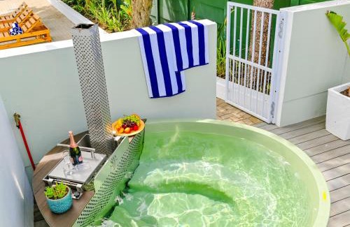Bloubergstrand Casa | Spray Villa Bloubergstrand with hot tub and close to the beach