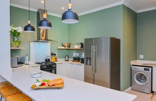 Bloubergstrand Casa | Spray Villa Bloubergstrand with hot tub and close to the beach