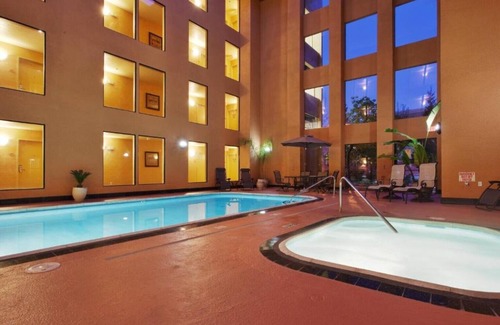 Union City Casa | Spread out and enjoy the spacious rooms!!