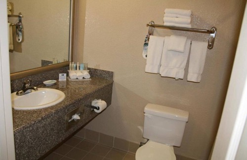 Union City Casa | Spread out and enjoy the spacious rooms!!