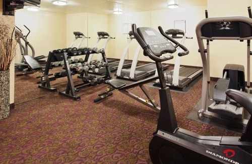 Union City Casa | Spread out and enjoy the spacious rooms!!
