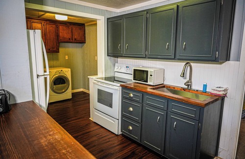 Pine Mountain Chalet De Esquí | Spread out and relax in this spacious wooded view chalet close to FDR State Park