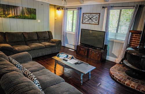 Pine Mountain Chalet De Esquí | Spread out and relax in this spacious wooded view chalet close to FDR State Park