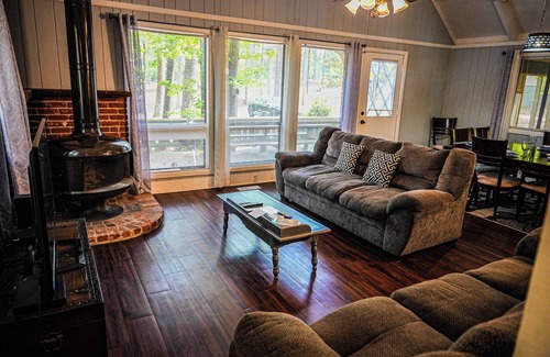 Pine Mountain Chalet De Esquí | Spread out and relax in this spacious wooded view chalet close to FDR State Park