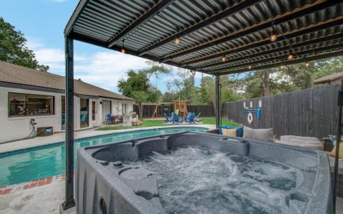 Spring Branch Central Casa | Spring Branch Paradise 4-BD Backyard Pool Oasis