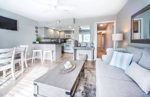 Avalon Beach Estates Condominio | SPRING BREAK READY! HEATED POOL! NEW DECKING! CLOSE TO SHOPPING!