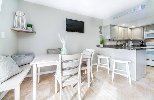 Avalon Beach Estates Condominio | SPRING BREAK READY! HEATED POOL! NEW DECKING! CLOSE TO SHOPPING!