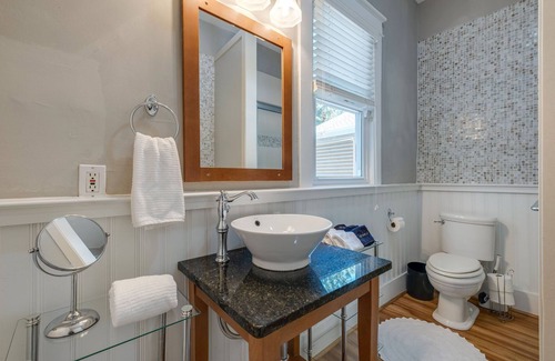 McFerrin Park Casa | 1 MI TOPGOLF 2 MI Broadway Bars! ~ 1. 5 MI- Nissan Stadium!~ FAB HOT TUB !!