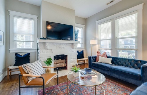 McFerrin Park Casa | 1 MI TOPGOLF 2 MI Broadway Bars! ~ 1. 5 MI- Nissan Stadium!~ FAB HOT TUB !!