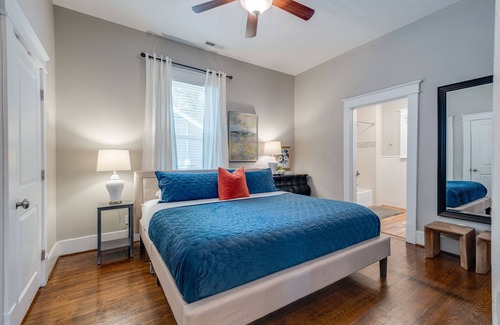McFerrin Park Casa | 1 MI TOPGOLF 2 MI Broadway Bars! ~ 1. 5 MI- Nissan Stadium!~ FAB HOT TUB !!