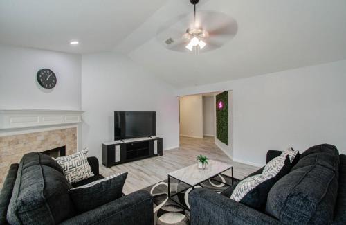 Klein Casa | Spring Escape, Spacious, Serene Home with Hot Tub