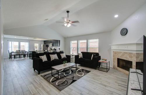 Klein Casa | Spring Escape, Spacious, Serene Home with Hot Tub