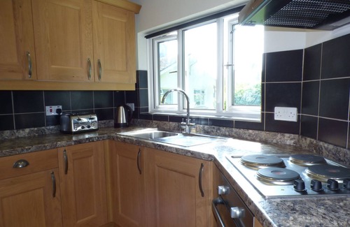 Laugharne Cabaña | SPRING GARDEN COTTAGE, pet friendly, with open fire in Laugharne