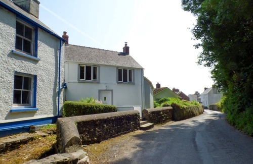 Laugharne Cabaña | SPRING GARDEN COTTAGE, pet friendly, with open fire in Laugharne