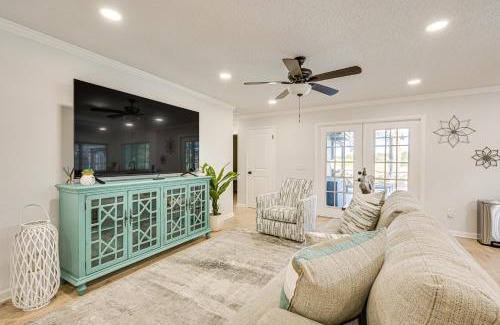 Spring Hill Casa | Spring Hill Home with Pool, BBQ Grill and Outdoor TV!
