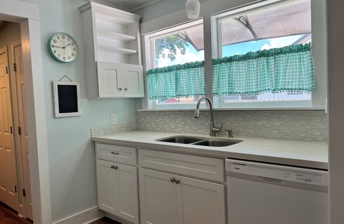 Gulfport Cabaña | Spring is coming! Beach Ready/King Bed/ Fire pit/Hammocks