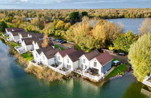 South Cerney Casa | Spring Lake 52, Eider Lodge (P) - Lakeside Holiday Cottage